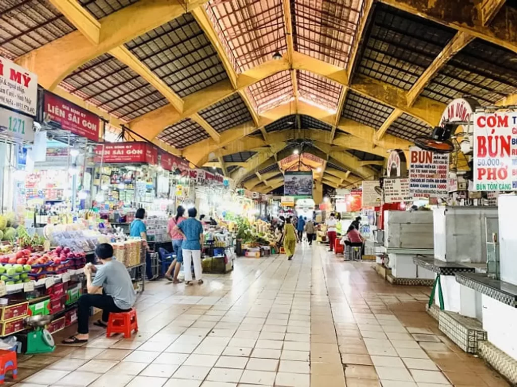 Bên trong chợ Bến Thành - Quận 1